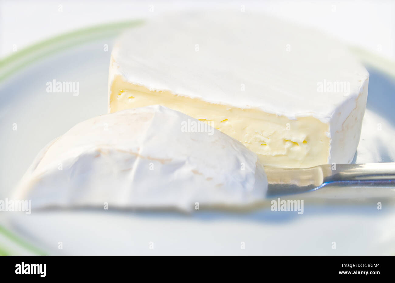Camembert Käse auf Teller mit Messer schneiden Stockfoto