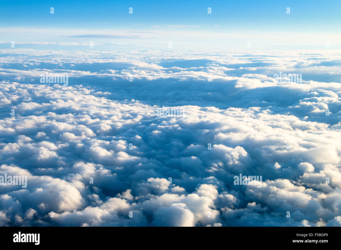 Wolken von oben geschossen, wie aus einem Flugzeugfenster, mit dem Gefühl einer seltsamen Landschaft zu sehen. Stockfoto