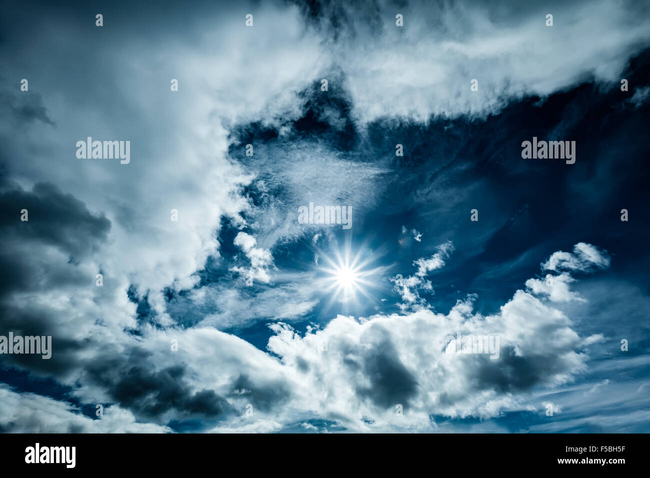 Himmel mit Wolken und Sonne Stockfoto
