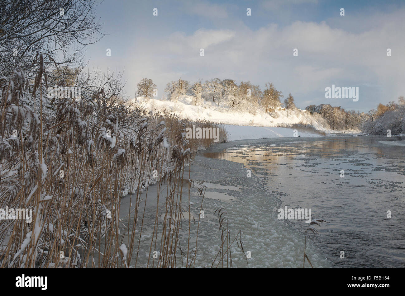 Roxburgh Castle und Fluß Teviot im Schnee Scottish Borders Stockfoto