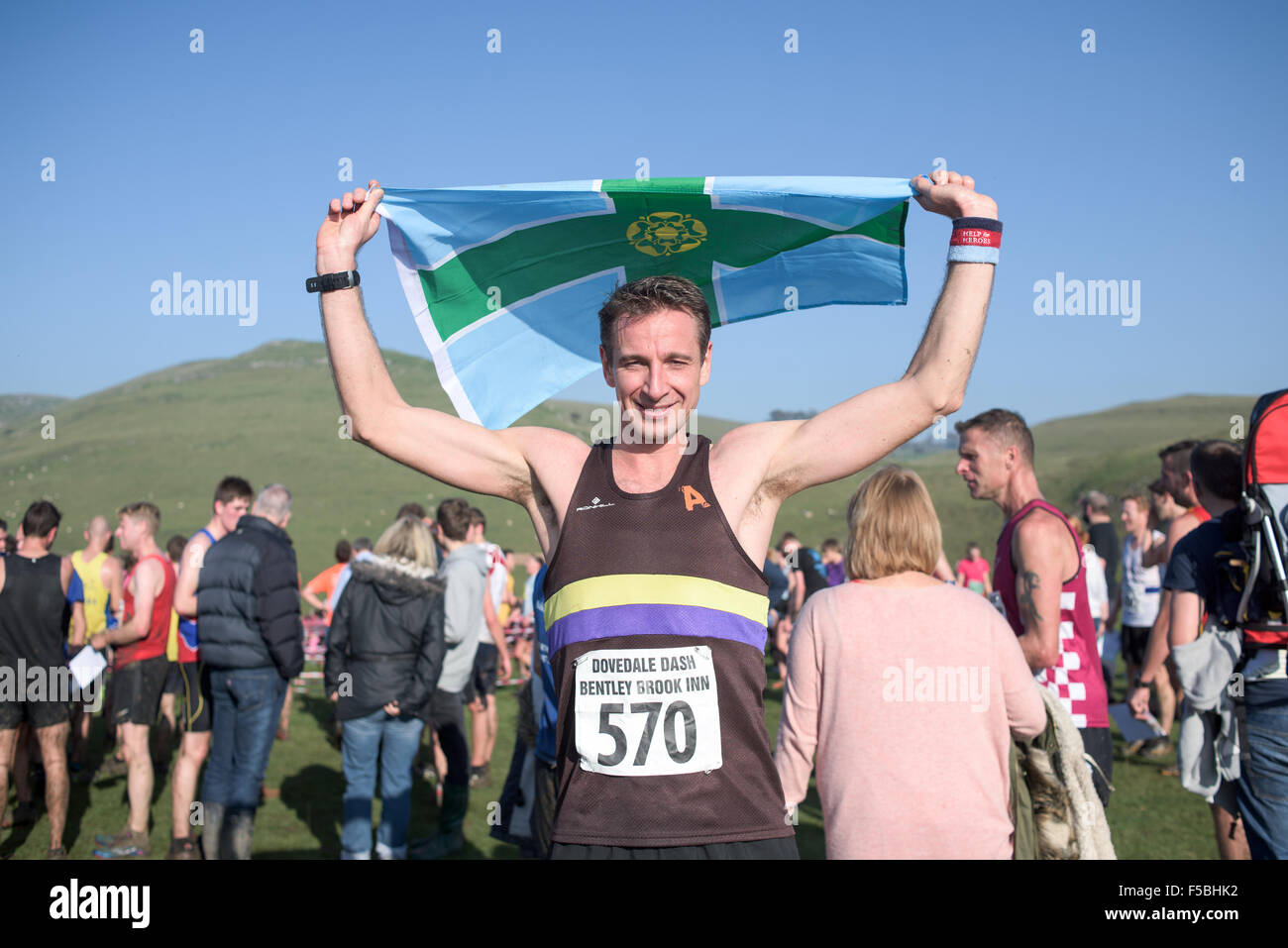 Dovedale, Derbyshire, UK. 1. November 2015. Mehr als tausend club Läufers und Spaß Läufers beteiligte sich an der 59. Dovedale Dash cross Country Rennen, den Kurs rund 4,3/4 Meilen unter dem Schatten des "Thorpe Cloud" und über die berühmte Trittsteine über den Fluss Dove. Bildnachweis: IFIMAGE/Alamy Live-Nachrichten Stockfoto