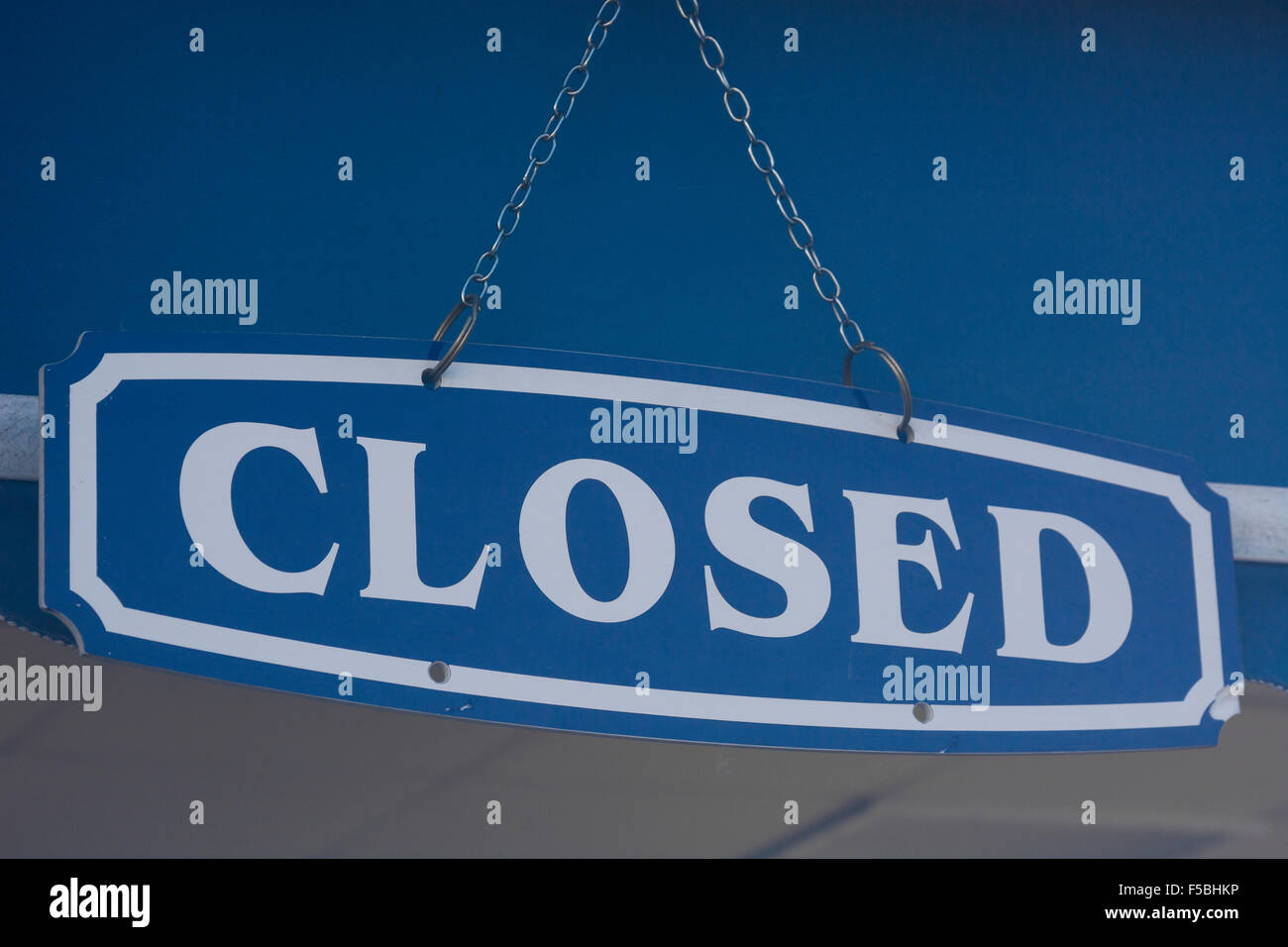 Tod von der High Street Metapher. Geschlossen für das Schild an der Tür - Metapher für Rezession, Zugriff verboten oder verweigert, High Street Krise. Stockfoto