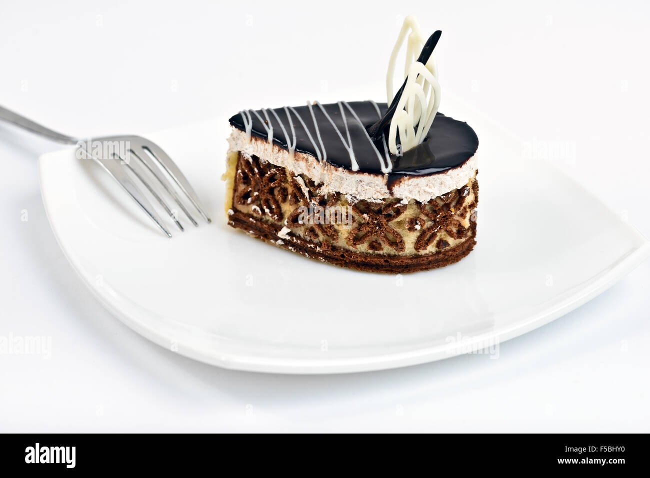 Schokoladenkuchen-Slice auf weiße Schale Stockfoto