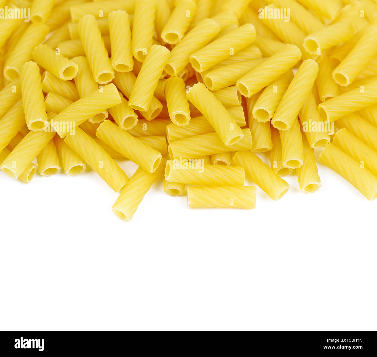 Pasta Penne Makkaroni isoliert auf weiss Stockfoto