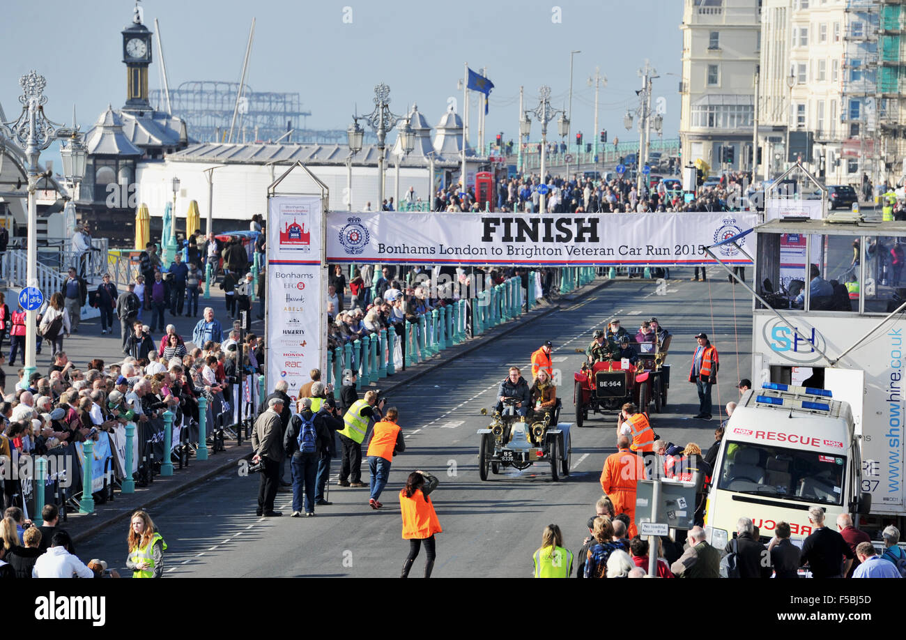 Brighton, Sussex, UK. 1. November 2015. Autos kommen an der Ziellinie in Madeira Drive auf Brighton Seafront, sobald sie die Bonhams von London nach Brighton Veteran Car Run Kredit abgeschlossen: Simon Dack/Alamy Live News Stockfoto