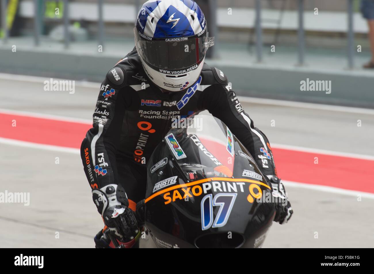 Sepang Circuit, Malaysia. 24. Oktober 2015. Schottische Moto3 Fahrer John McPhee fahren in der Boxengasse im qualifying für das Moto Stockfoto