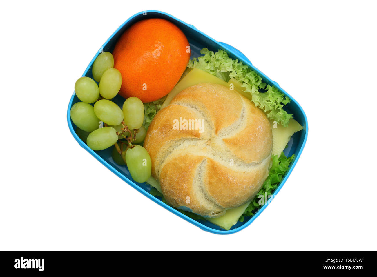 Lunch-Box mit Käse Roll, Mandarine und Trauben isoliert auf weiss Stockfoto