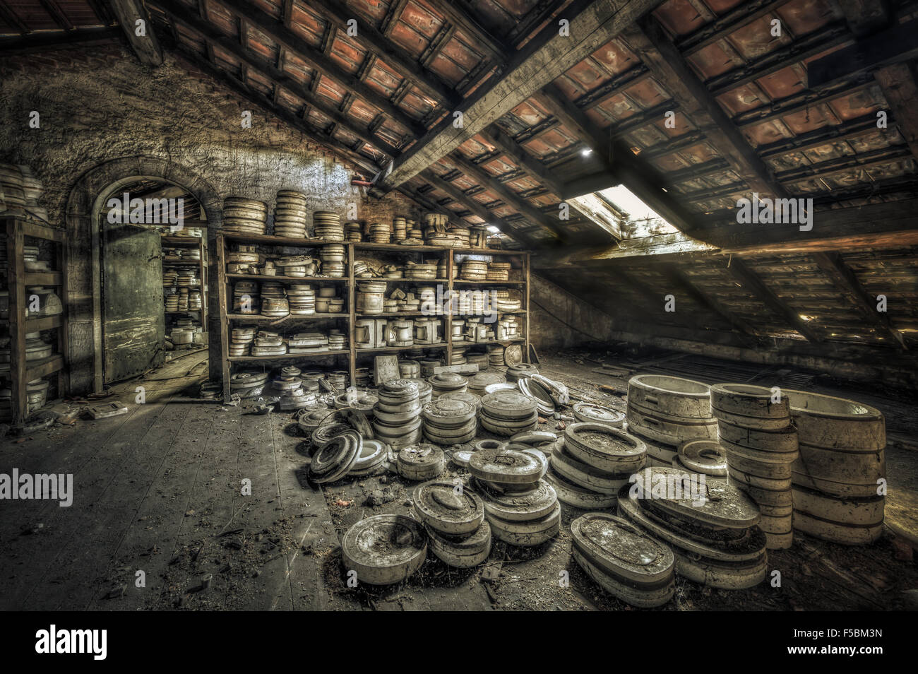 Lehm formt im Dachboden einer verlassenen Keramikfabrik Stockfoto