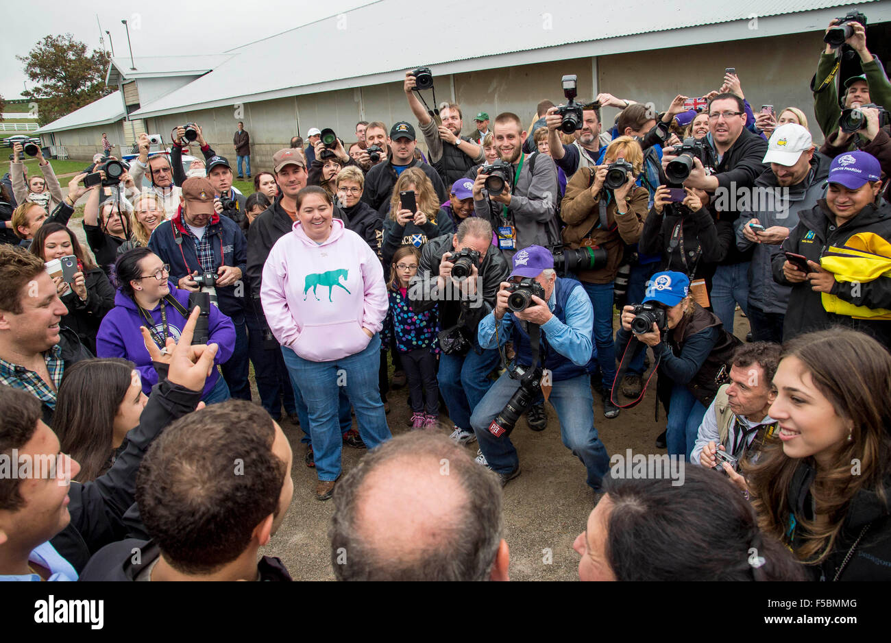 Lexington, Kentucky, USA. 1. November 2015. 1. November 2015: Medien und Fans fotografieren der Familie Zayat bei Keeneland Race Course in Lexington, Kentucky am Morgen nach amerikanischen Pharoah am 1. November 2015 der Breeders' Cup Classic gewann. Scott Serio/ESW/CSM/Alamy Live-Nachrichten Stockfoto