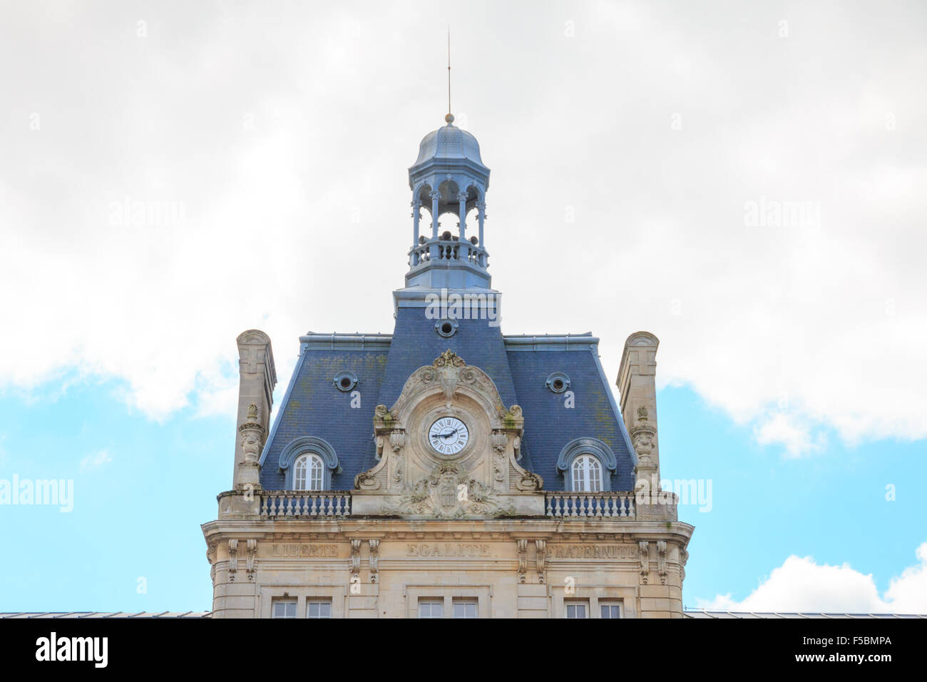 Rathaus von Coutances mit drauf das Motto von Frankreich: Freiheit, Gleichheit und Brüderlichkeit Stockfoto
