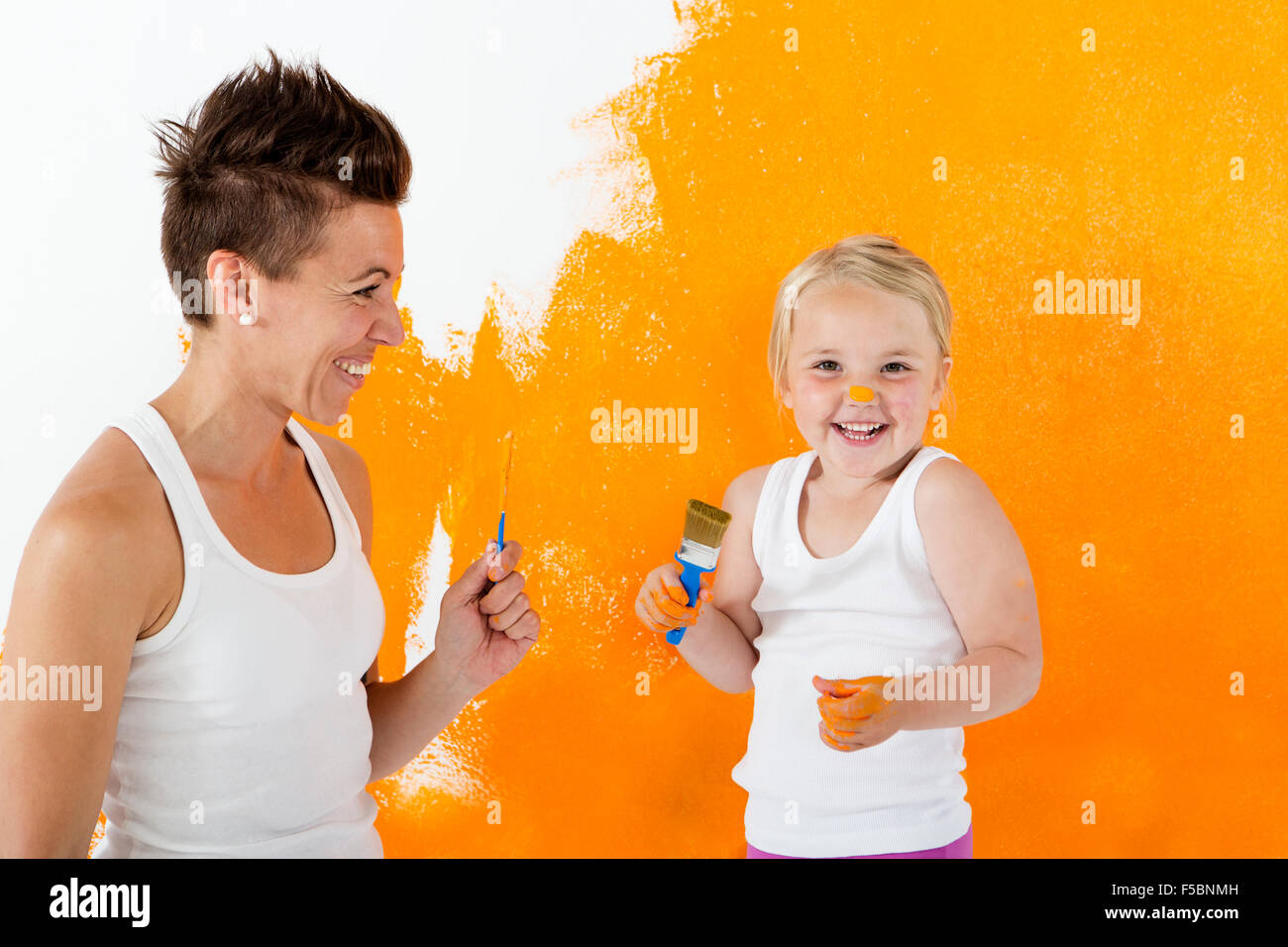 Mutter und Tochter gemeinsam eine Wand Malerei Stockfoto