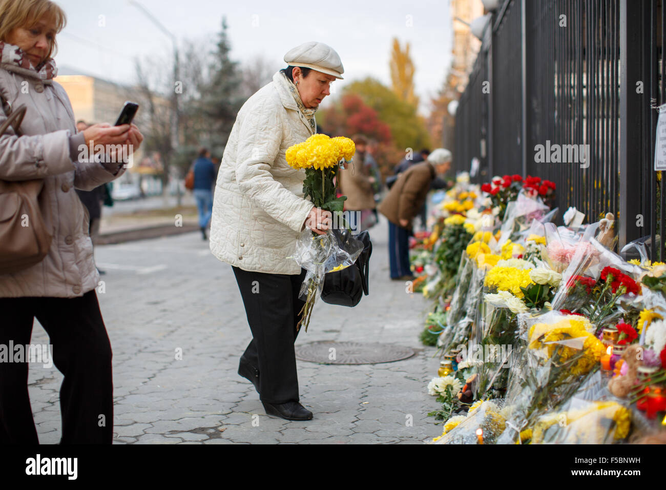 Kiew, Ukraine. Am 1. November 2015. Die Leute von Kiew Blumen und Spielzeug vor der russischen Botschaft und Kerzen im Gedenken an die Opfer des Flugzeugabsturzes. der Flug der Firma 'kogalymavia' kgl 9646 von Sharm el-Sheikh flog nach st. petersburg. Das Flugzeug stürzte kurz nach dem Start im Norden der Sinai Halbinsel in Ägypten. Credit: photomax/alamy leben Nachrichten Stockfoto