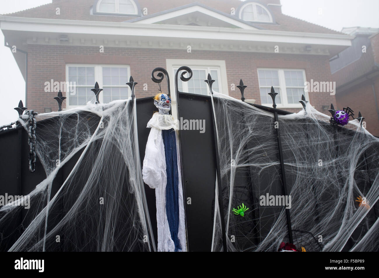 Wimbledon London, UK. 1. November 2015. Hauseingang mit Halloween Spinnennetze und Geister in Wimbledon Kredit eingerichtet: Amer Ghazzal/Alamy Live-Nachrichten Stockfoto