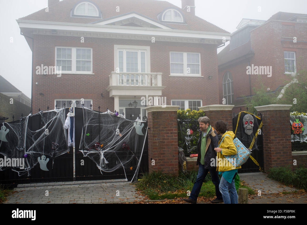 Wimbledon London, UK. 1. November 2015. Hauseingang mit Halloween Spinnennetze und Geister in Wimbledon Kredit eingerichtet: Amer Ghazzal/Alamy Live-Nachrichten Stockfoto