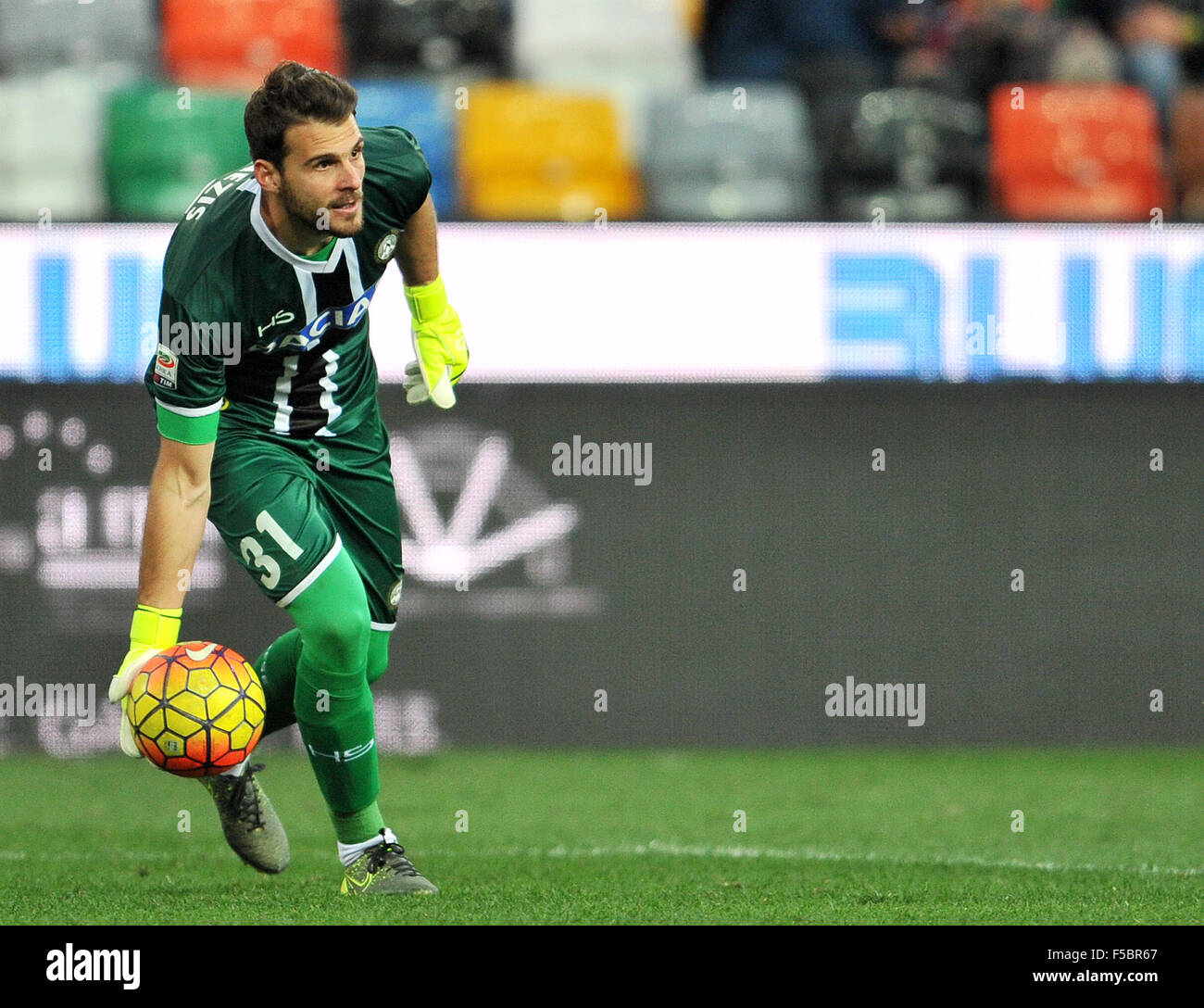 Udine, Italien Udinese Torwart Orestis Karnezis geht der Ball in der italienischen Serie ein TIM-Fußballspiel zwischen Udinese Calcio und Sassuolo im Friaul-Stadion am 1. November 2015. Foto Simone Ferraro / Alamy Live News Stockfoto