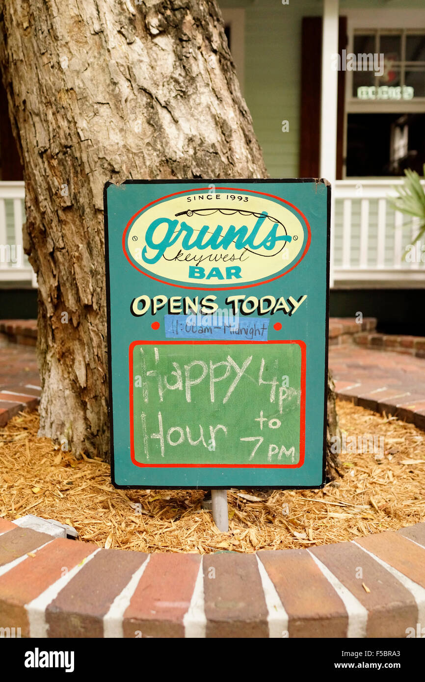 Das Grunzen Bar Schild mit Happy Hour Zeit, Key West Florida USA Stockfoto