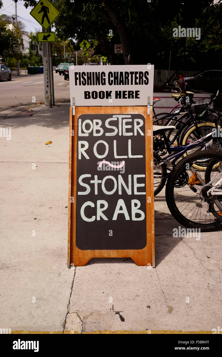 Key West Florida USA Reisen Eaton Street Seafood Market Restaurant Zeichen auf Bürgersteig für Lobster Roll und Stone Crab Stockfoto