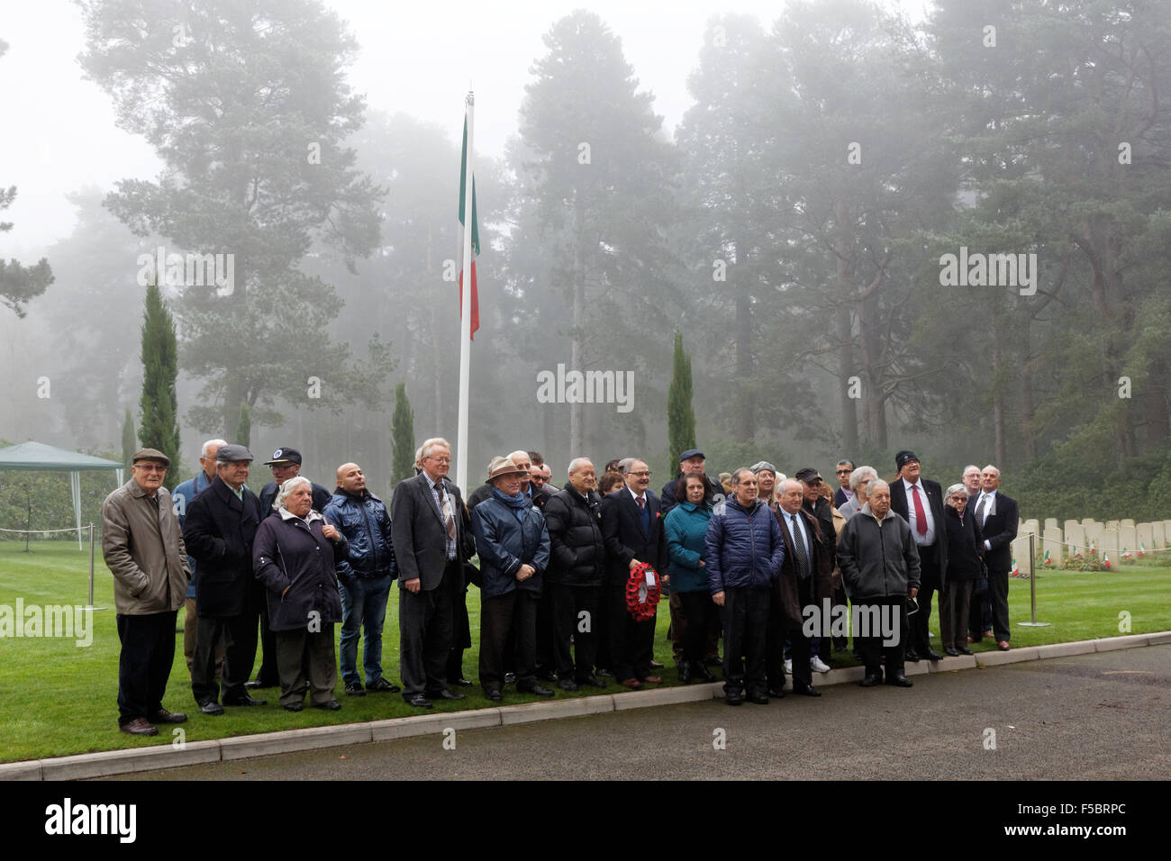 Einige Vertreter der italienischen Gemeinde UK auf der 2015 italienischen Gedenkgottesdienst für den Krieg tot in der italienischen Grundstück in Brookwood Militärfriedhof, UK Stockfoto