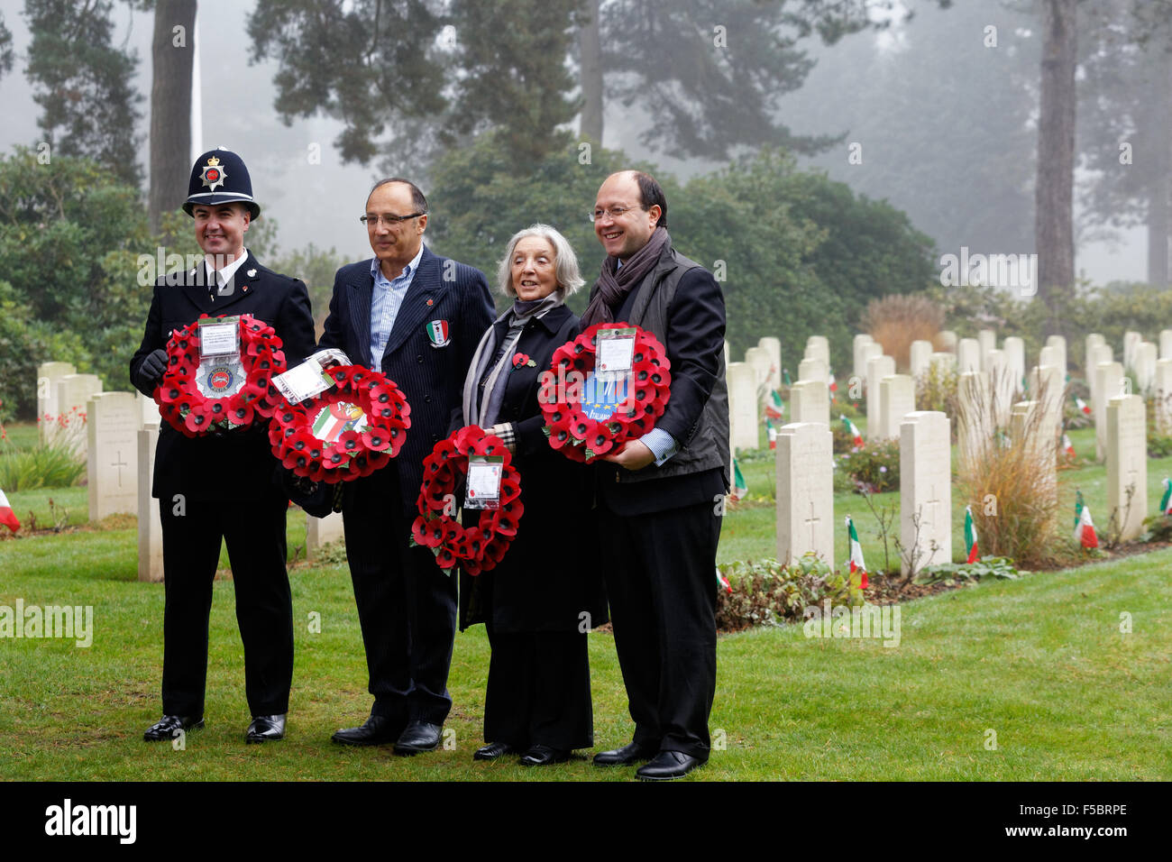 Kranz-Träger bei der 2015 italienischen Gedenkgottesdienst für den Krieg tot in der italienischen Grundstück in Brookwood Militärfriedhof, UK Stockfoto