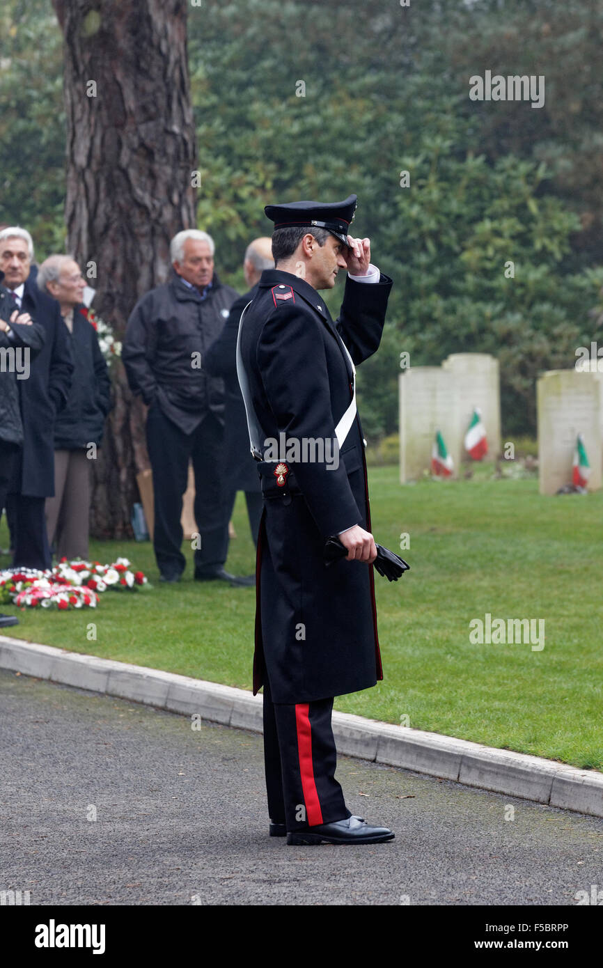 Ein Carabinieri auf der 2015 italienischen Gedenkgottesdienst für den Krieg tot in der italienischen Grundstück in Brookwood Militärfriedhof, UK Stockfoto