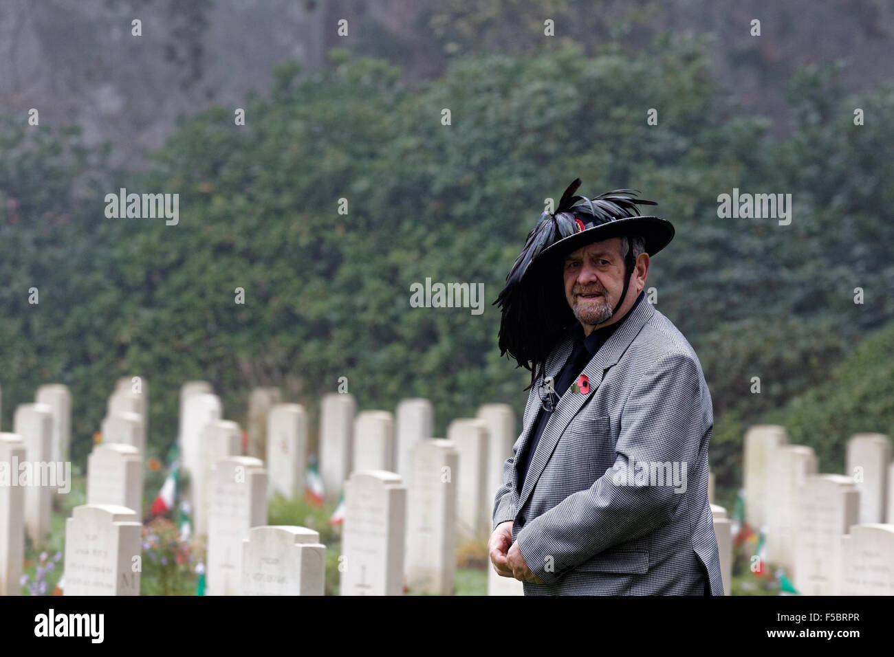 Eine ehemalige Bersaglieri (Schütze) besucht der 2015 italienischen Gedenkgottesdienst für den Krieg tot in der italienischen Grundstück in Brookwood Militärfriedhof, UK Stockfoto
