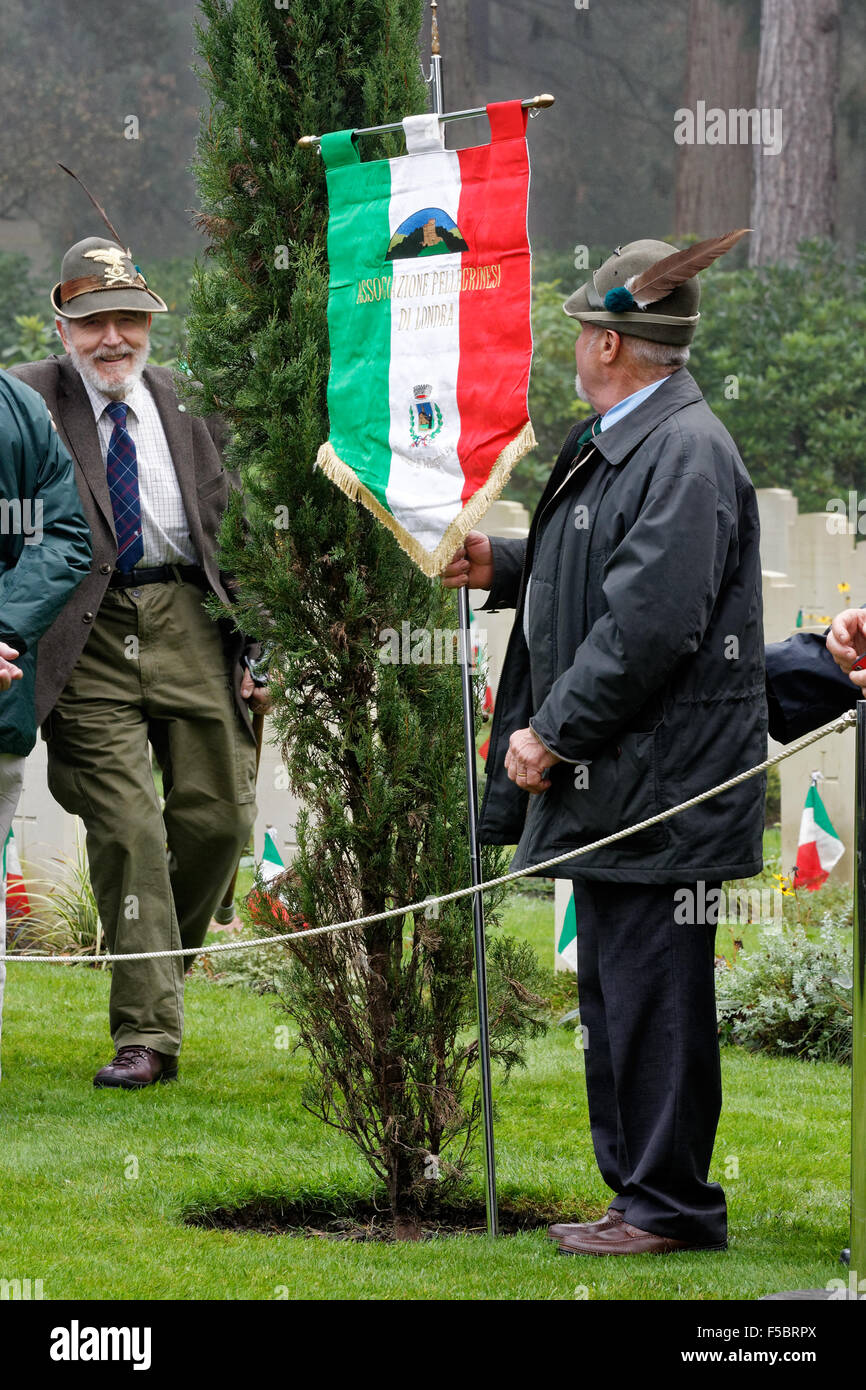Associazione Pellegrinesi Di Londra Banner an der 2015 italienischen Gedenkgottesdienst für den Krieg tot in der italienischen Grundstück in Brookwood Militärfriedhof, UK Stockfoto