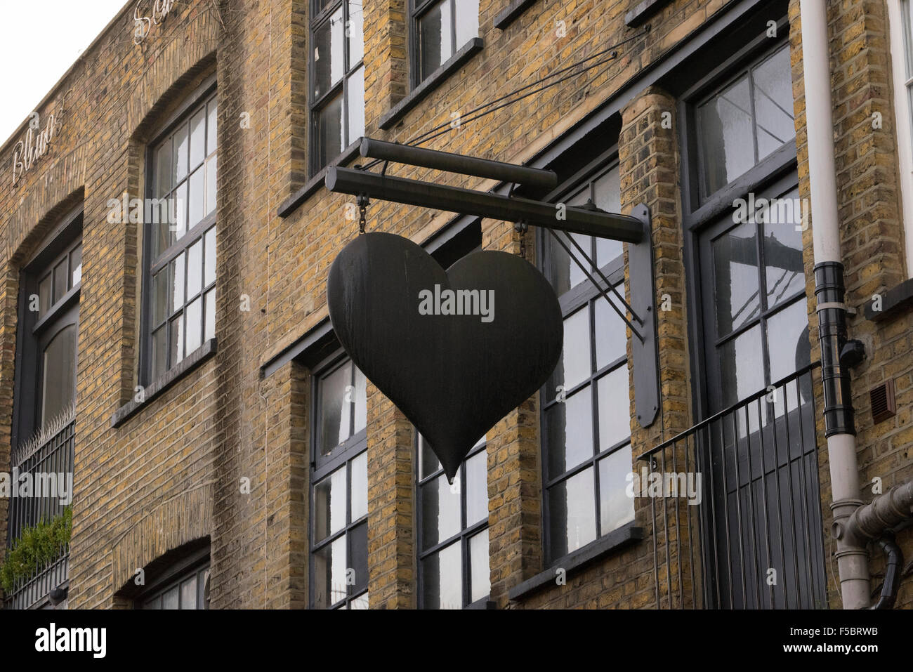 Schwarze Zeichen auf einer Straße in Camden Town London in Herzform Stockfoto