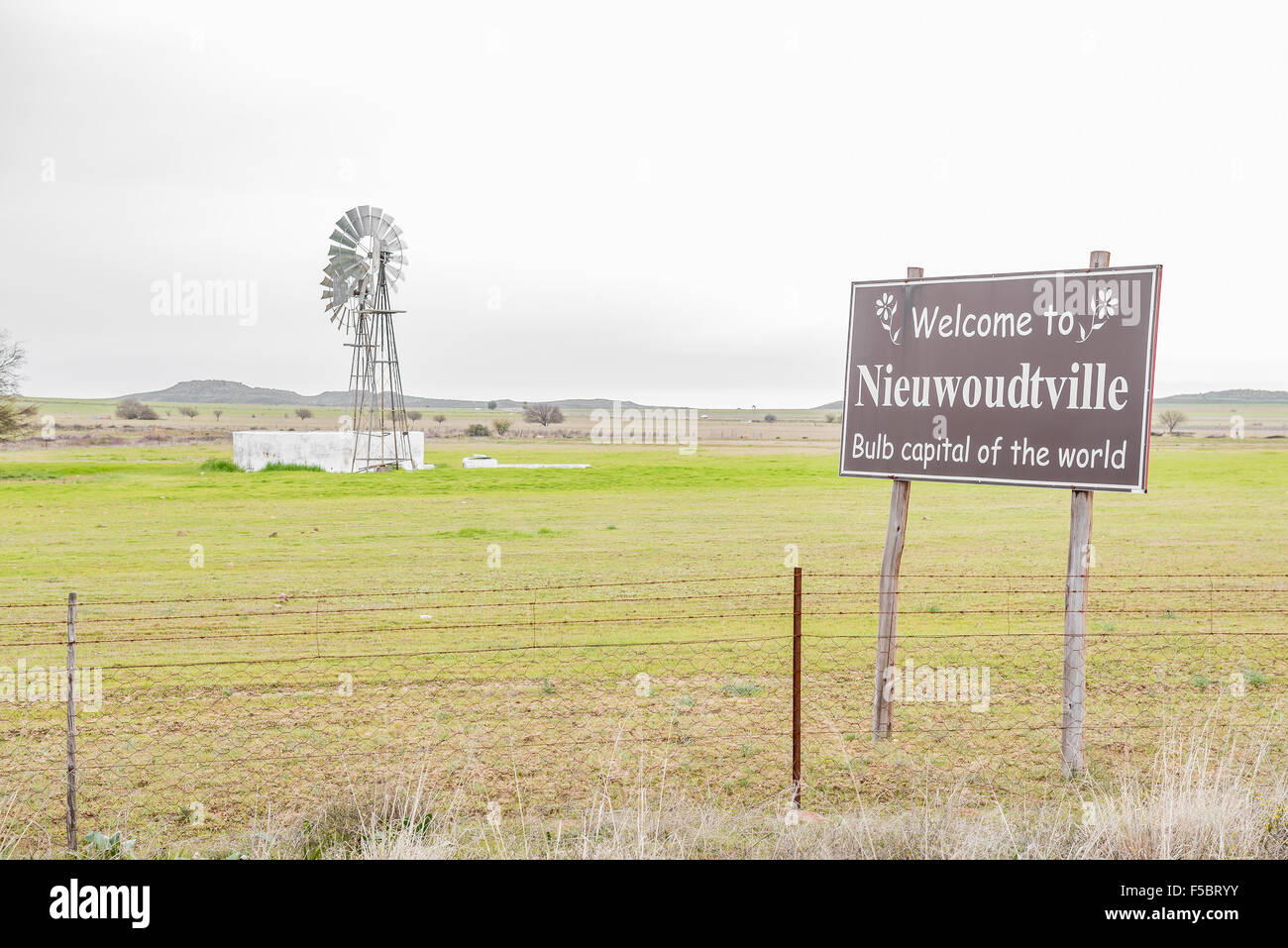 Willkommen Schild am Niewoudtville. Die Stadt beansprucht den Titel der Lampe Capital Of The World aufgrund der vielen indigenen Blüte Lampe Stockfoto