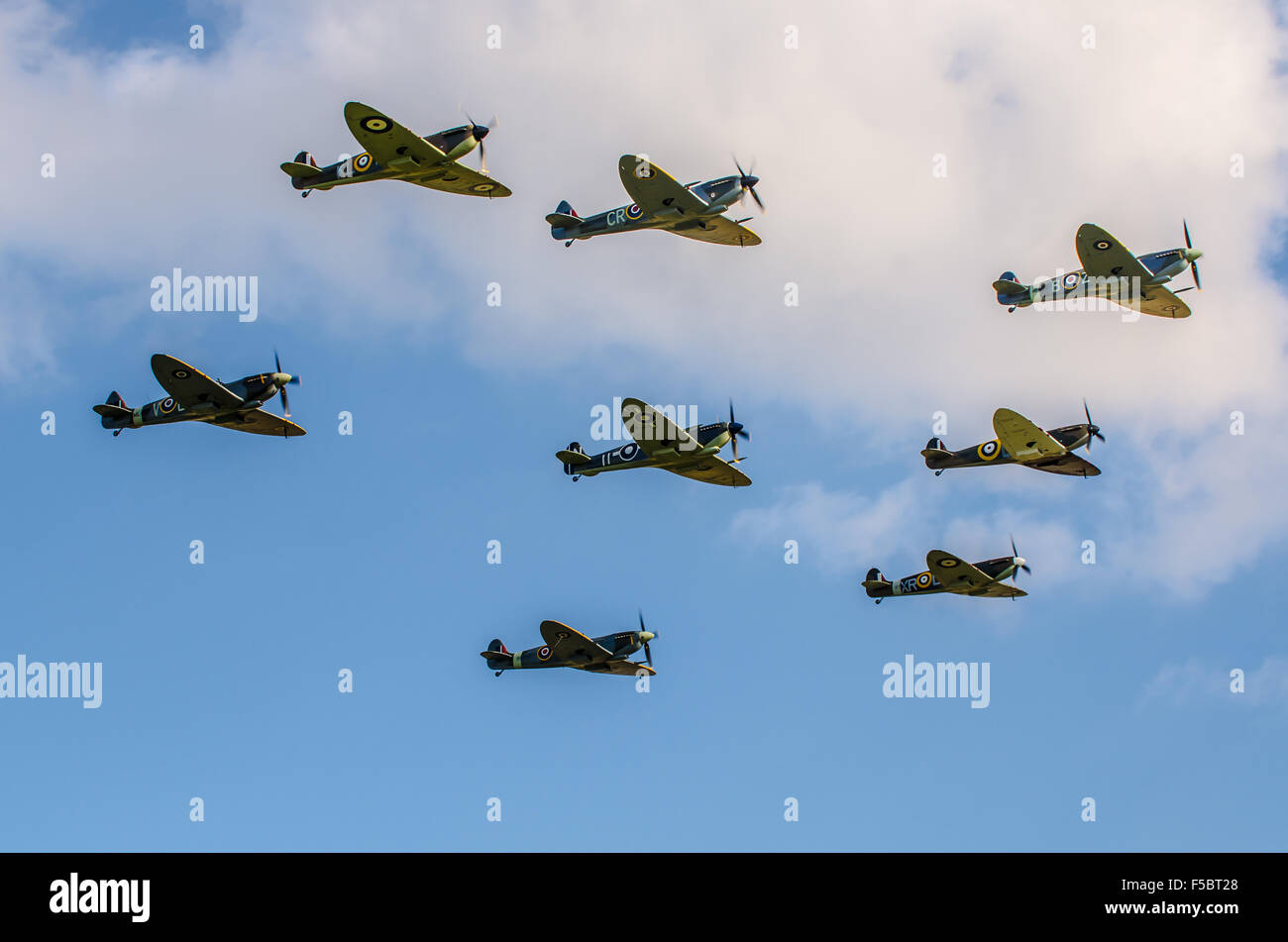 Die Bildung von Spitfires zu einem UK Airshow. Zweiten Weltkrieg Spitfire Kampfflugzeug Bildung 75. Jahrestages der Schlacht von Großbritannien zu markieren Stockfoto