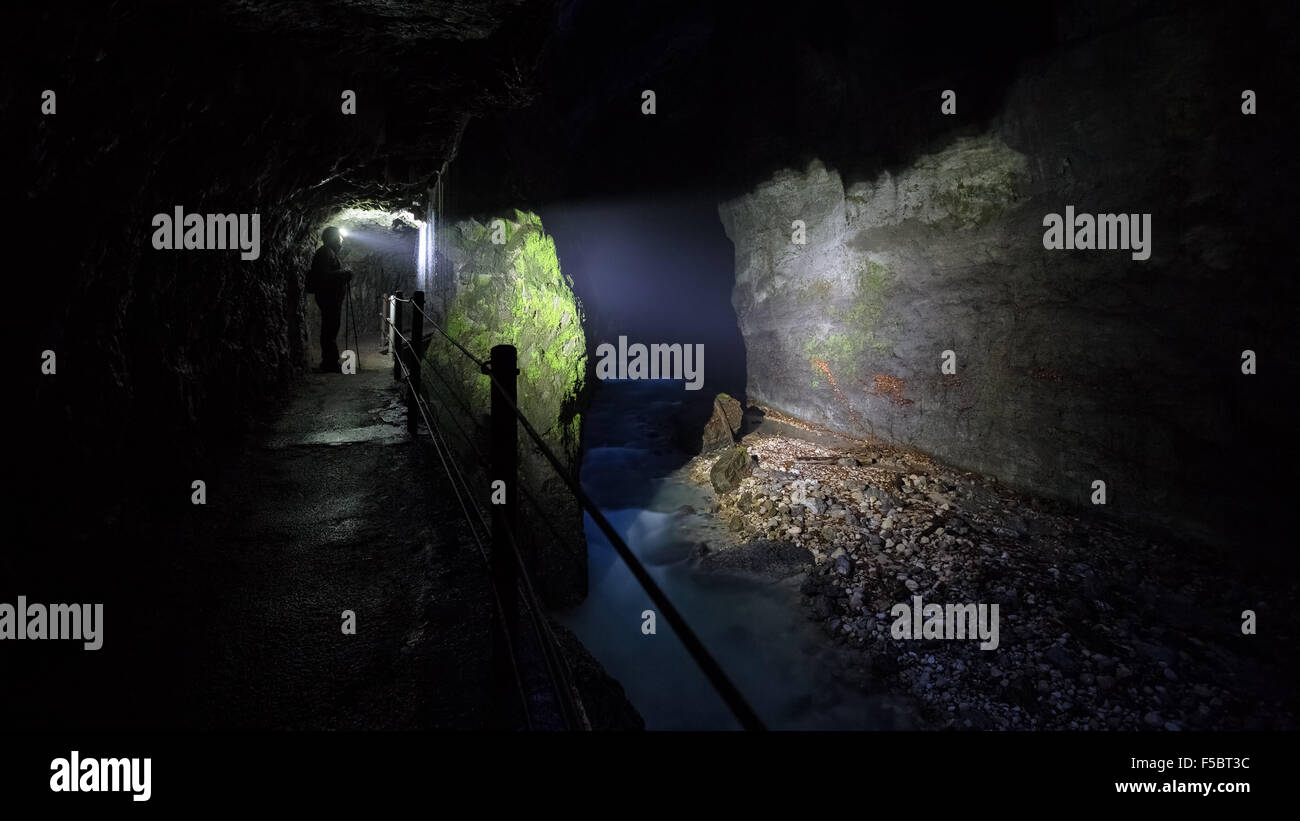 Erkunden die Partnachklamm-Schlucht, Garmisch-Partenkirchen, Deutschland, Europa, EU Stockfoto