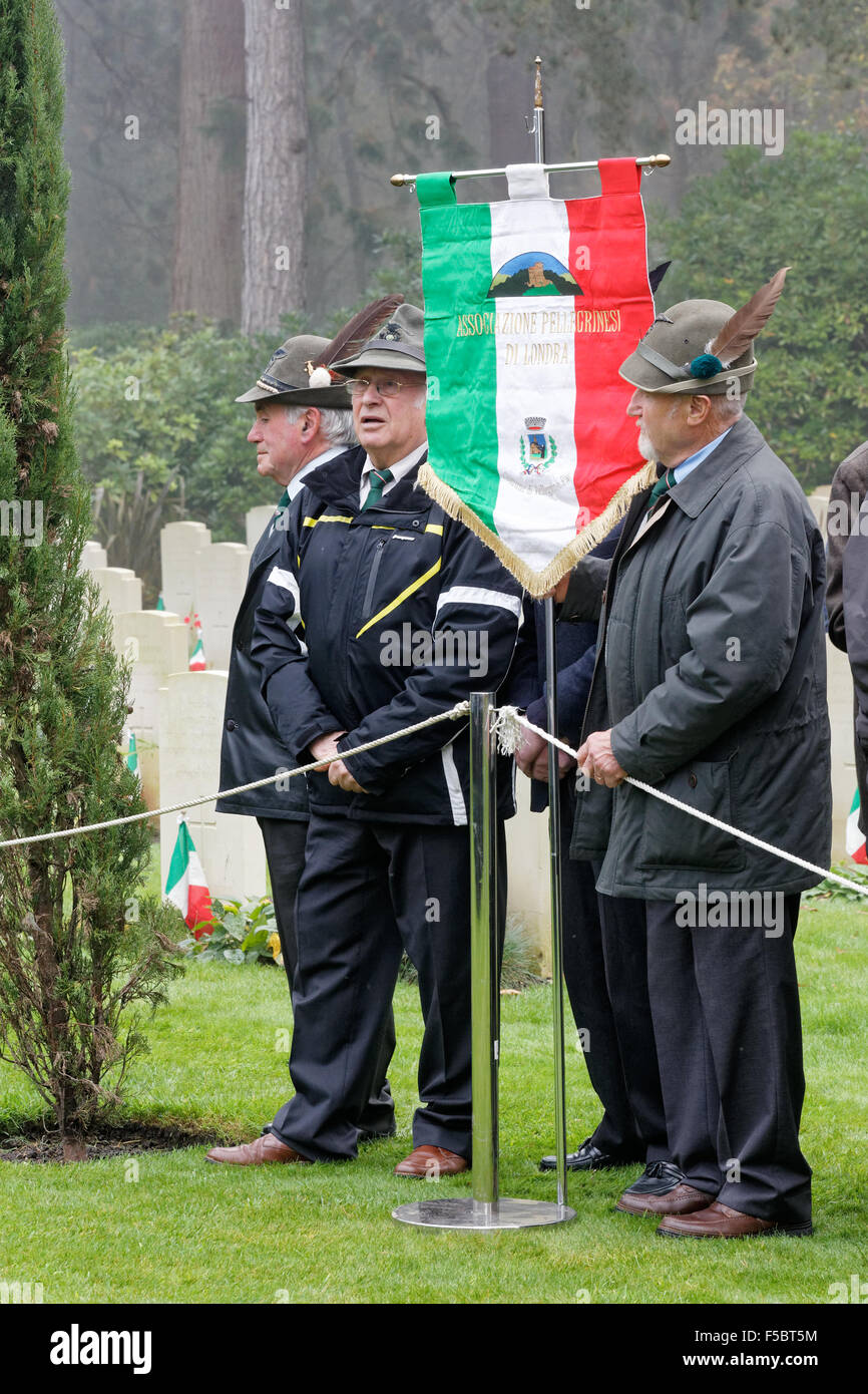 Associazione Pellegrinesi Di Londra Vertreter auf der 2015 italienischen Gedenkgottesdienst für den Krieg tot in der italienischen Grundstück in Brookwood Militärfriedhof, UK Stockfoto