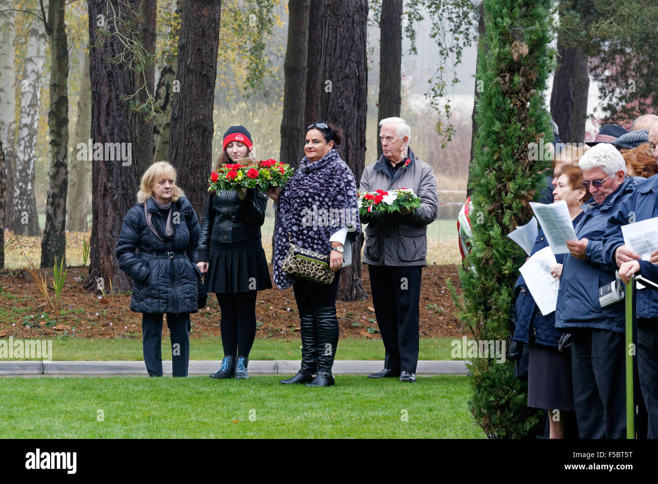 Vertreter der italienischen Gemeinschaft mit Kränzen bei der 2015 italienischen Gedenkgottesdienst für den Krieg tot in der italienischen Grundstück in Brookwood Militärfriedhof, UK UK Stockfoto