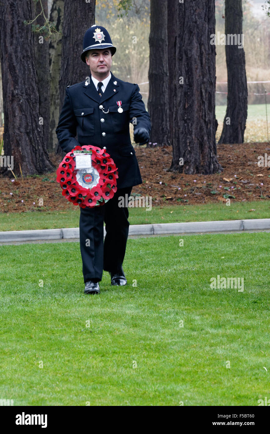 Ein Vertreter der Surrey-Police mit Kranz an der 2015 italienischen Gedenkgottesdienst für den Krieg tot in der italienischen Grundstück in Brookwood Militärfriedhof, UK Stockfoto
