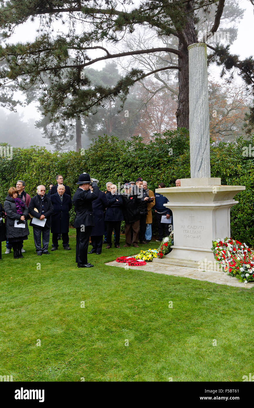 Ein Vertreter der Surrey Polizei Grüße an die italienische Kriegsgräberstätte während der 2015 italienischen Gedenkgottesdienst für den Krieg tot in der italienischen Grundstück in Brookwood Militärfriedhof UK Stockfoto