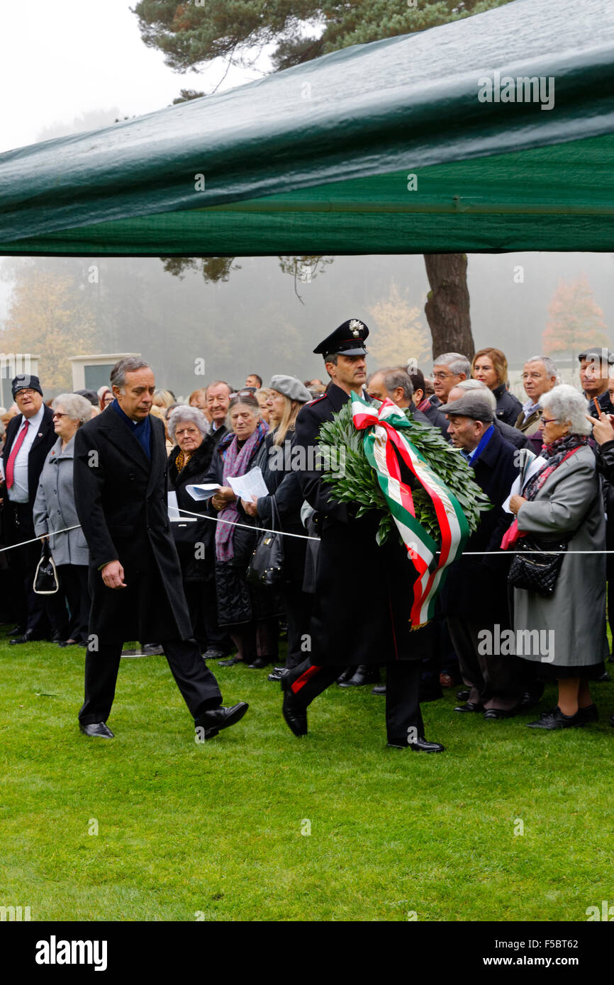 L'Ambasciatore UK ist begleitet von einer Appuntato Scelto der Carabinieri, einen Kranz an der 2015 italienischen Gedenkgottesdienst für die Toten des Krieges lag in Brookwood Militärfriedhof, UK Stockfoto