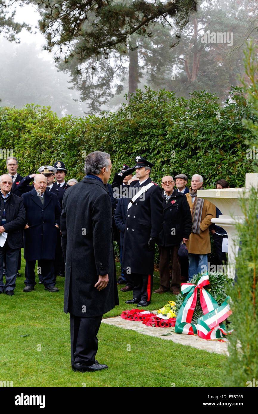 Pasquale Terracciano der italienischen britische Botschafter zahlt seinen Respekt bei der 2015 italienischen Gedenkgottesdienst für Krieg tot in der italienischen Grundstück in Brookwood Militärfriedhof, UK Stockfoto
