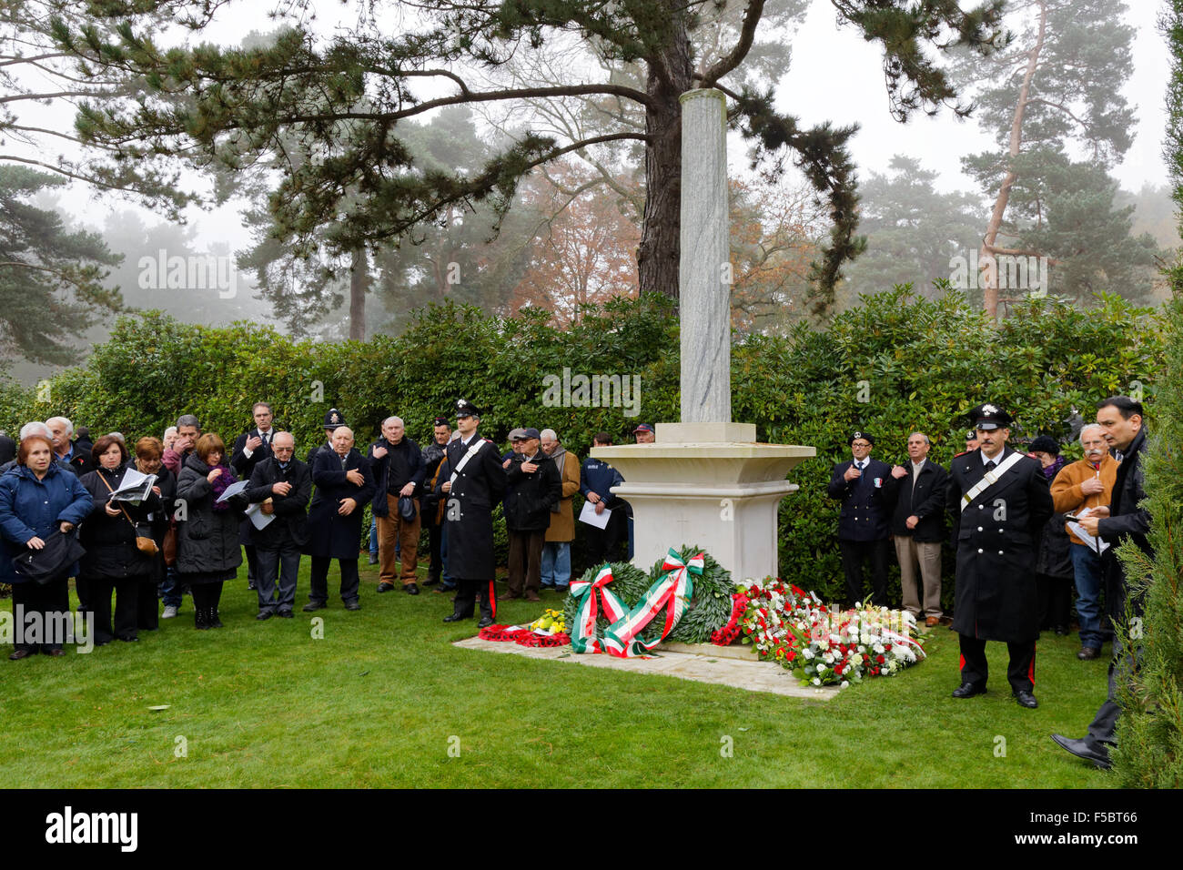 Carabinieri flankieren den italienischen Krieg Memoria in der 2015 Gedenkgottesdienst für den Krieg tot in der italienischen Grundstück in Brookwood Militärfriedhof, UK Stockfoto