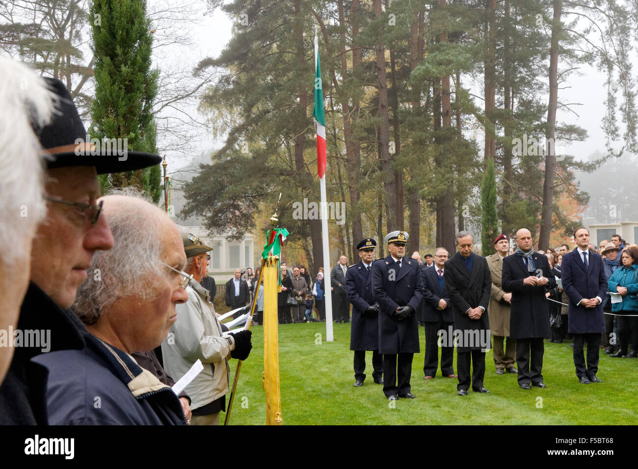 Pasquale Terracciano (2. vorne links), italienische britische Botschafter mit Party in der 2015 italienischen Gedenkgottesdienst für den Krieg tot in der italienischen Grundstück in Brookwood Soldatenfriedhof Stockfoto