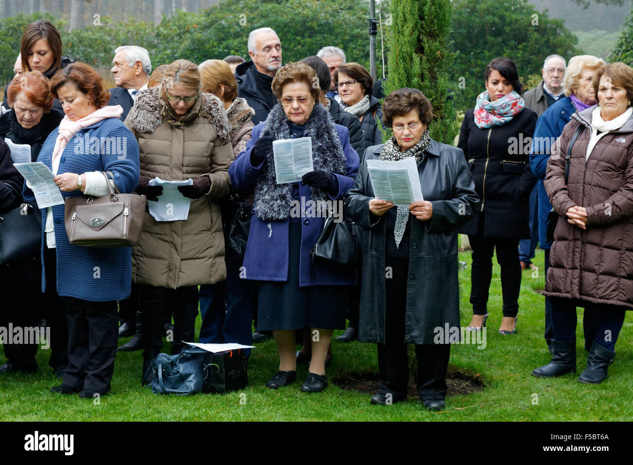 Teilnehmer an der 2015 italienischen Gedenkgottesdienst für den Krieg tot in der italienischen Grundstück in Brookwood Militärfriedhof, UK Stockfoto