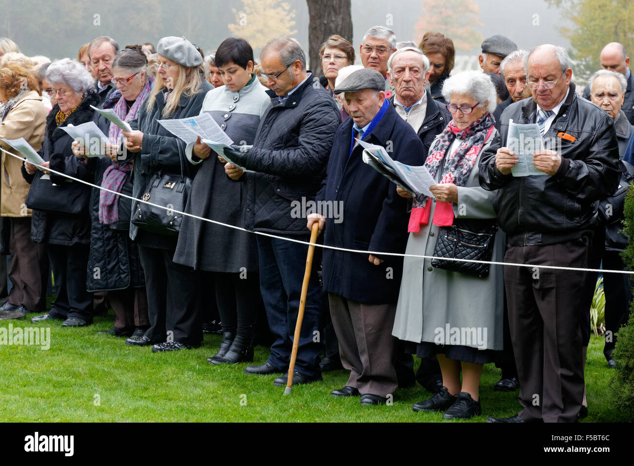 Teilnehmer an der 2015 italienischen Gedenkgottesdienst für den Krieg tot in der italienischen Grundstück in Brookwood Militärfriedhof, UK Stockfoto