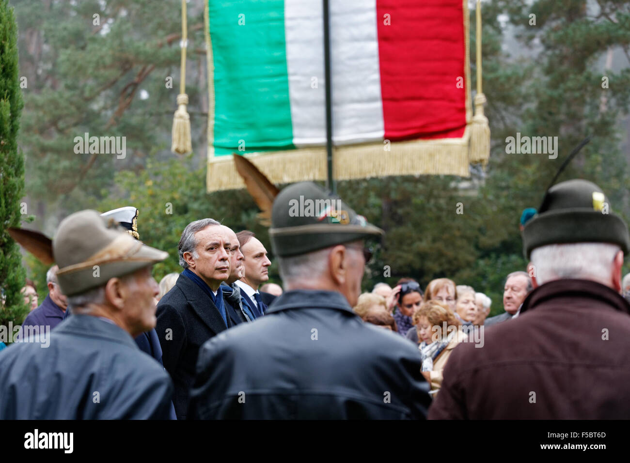Pasquale Terracciano (Blick in die Kamera) der italienischen britische Botschafter bei der 2015 italienischen Erinnerung service für Krieg tot in der italienischen Grundstück in Brookwood Militärfriedhof, UK Stockfoto