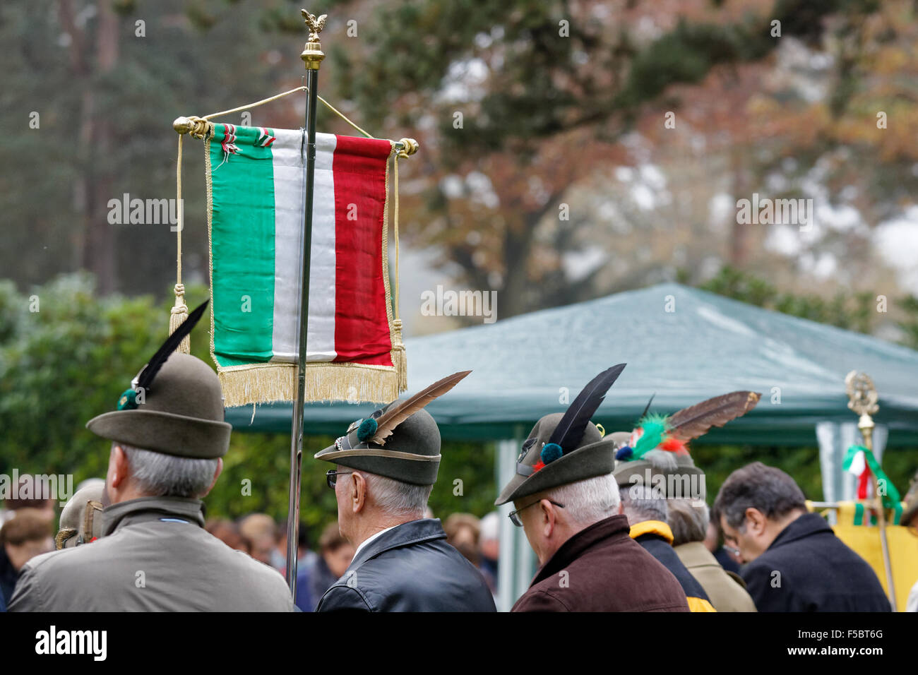 Ehemalige Soldaten des Alpenkorps in der 2015 italienischen Gedenkgottesdienst für den Krieg tot in der italienischen Grundstück in Brookwood Militärfriedhof, UK Stockfoto