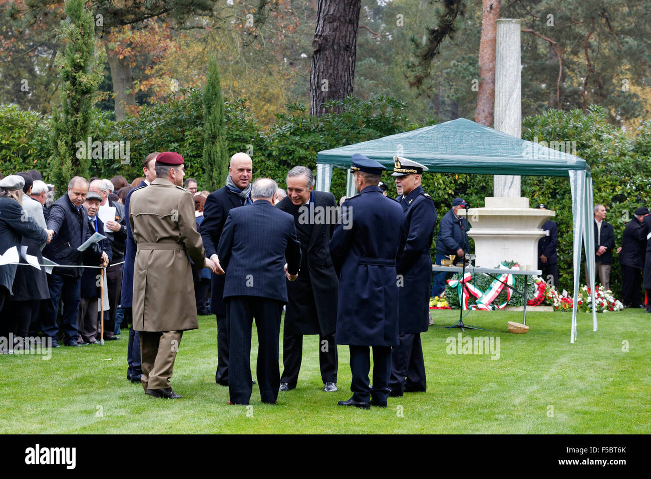 Italienischer Botschafter in UK Pasquale Terracciano (Kamera) schüttelt die Hand mit den Teilnehmern nach einem Gottesdienst für Krieg tot in der italienischen Grundstück in Brookwood Militärfriedhof, UK Stockfoto
