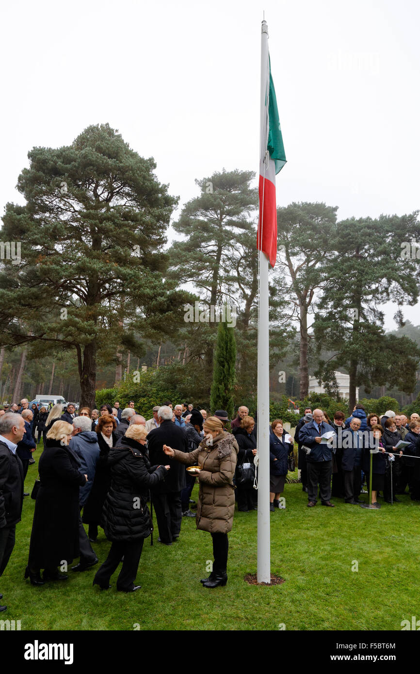 Die italienische Gemeinde nehmen Gemeinschaft nach der 2015 italienischen Gedenkgottesdienst für den Krieg tot in der italienischen Grundstück in Brookwood Militärfriedhof, UK Stockfoto