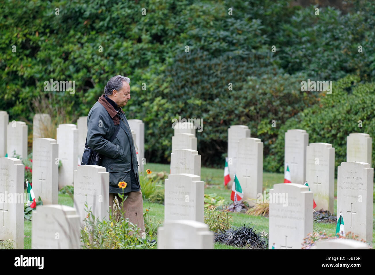 Ein Verwandter bei der 2015 italienischen Gedenkgottesdienst für den Krieg tot in der italienischen Grundstück in Brookwood Militärfriedhof, UK Stockfoto