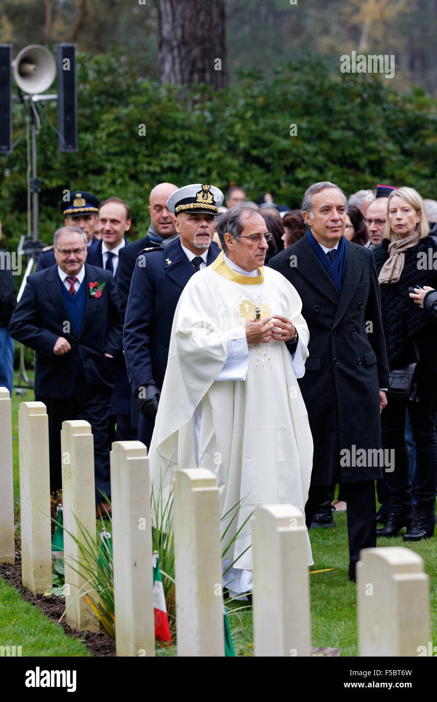 Der italienische Botschafter in das Vereinigte Königreich, Pasquale Terracciano & Party mit Priester nach einem Gottesdienst zur Erinnerung an italienischen Krieg tot bei Brookwood Militärfriedhof UK Stockfoto