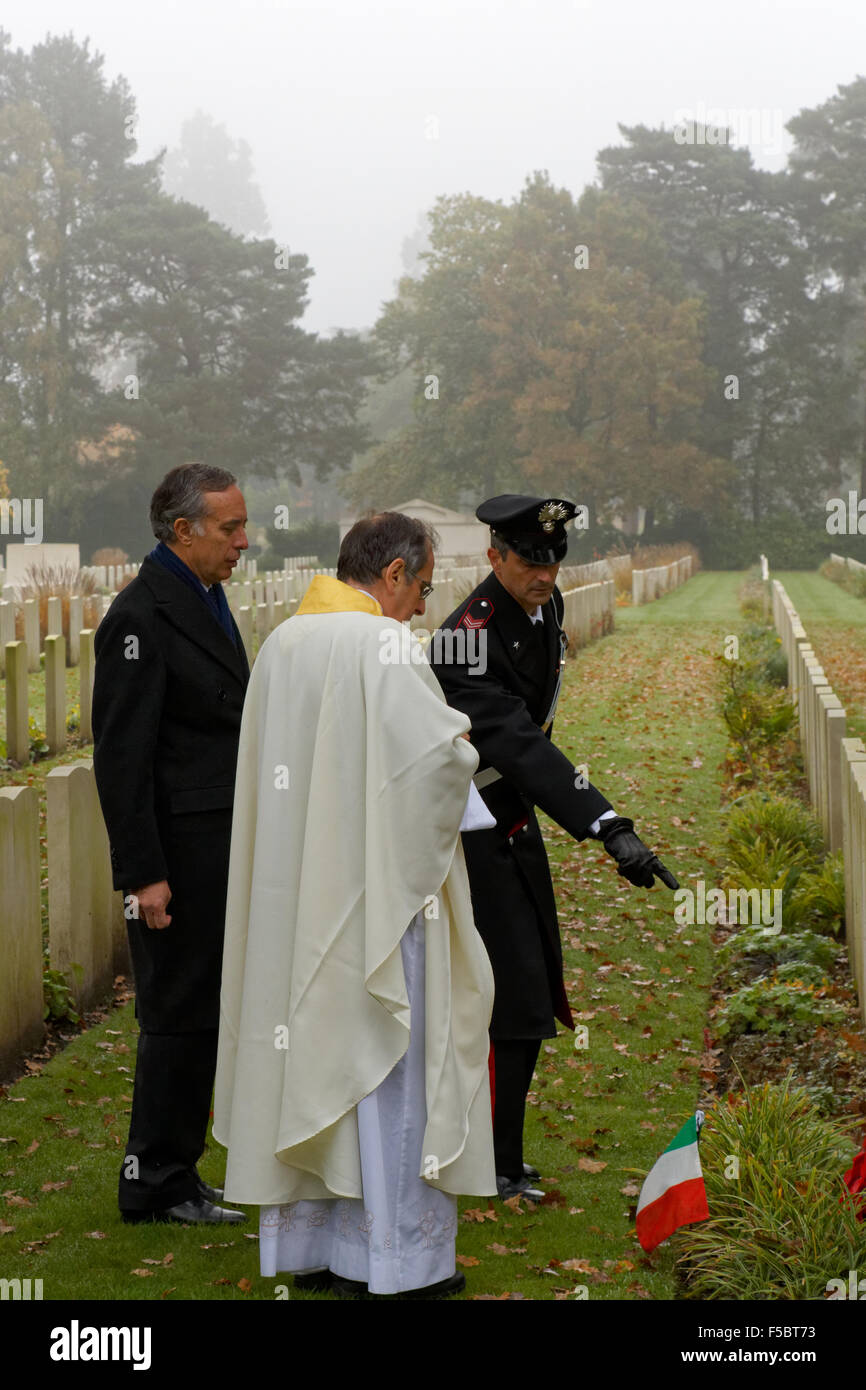 Der italienische Botschafter in der UK Pasquale Terracciano (links) und die Carabinieri mit Priester den Segen von einem italienischen Grab Stockfoto