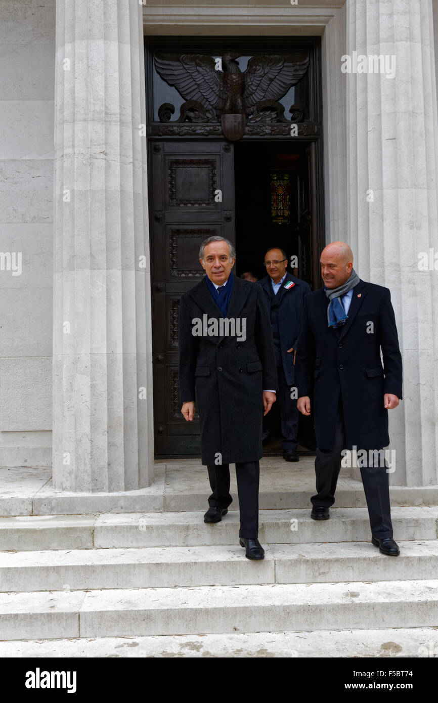 Pasquale Terracciano der italienischen UK Botschafter (L) fährt der amerikanischen Kapelle um Brookwood Soldatenfriedhof nach einem italienischen Service of Remembrance Stockfoto