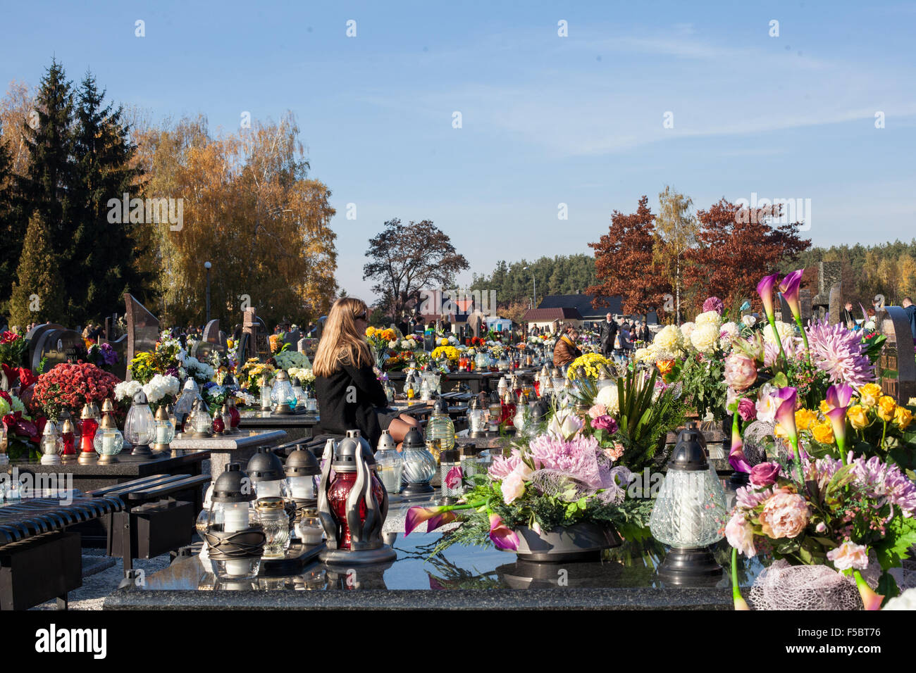 Allerseelen in Polen am 1. November 2015. Allerseelen ist ein wichtiger Feiertag in Polen. Viele Menschen versammeln sich auf Friedhöfen, Respekt an ihre lieben zu geben, die bereits tot sind. Besucher leuchtet und bringen Blumen mit ihnen. Stockfoto