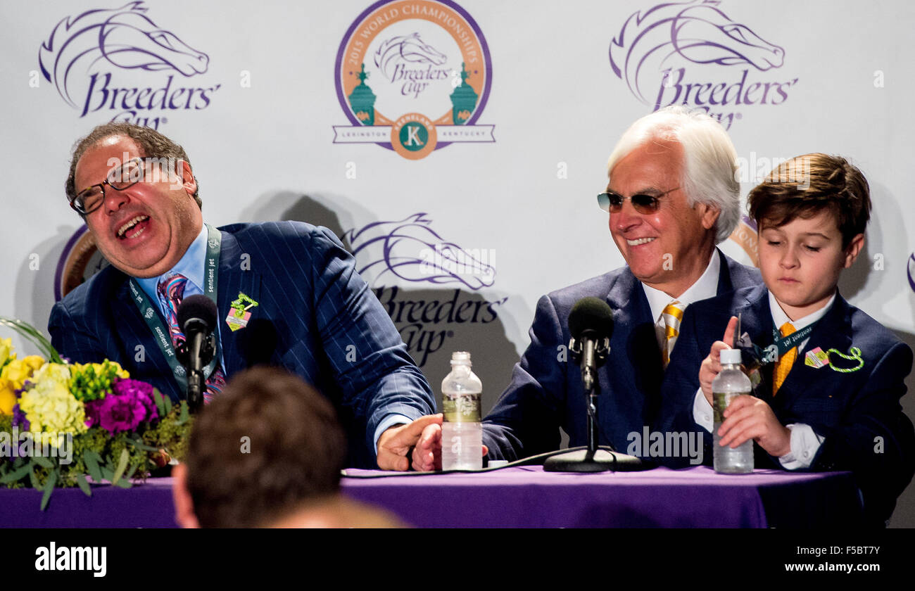 Lexington, Kentucky, USA. 31. Oktober 2015. 31. Oktober 2015: Amerikanisches Pharoah Besitzer Ahmed Zayat (links), Trainer Bob Baffert und sein Sohn Cody Baffert während einer Pressekonferenz nach dem Sieg der Breeders' Cup Classic (Grad I) in Lexington, Kentucky auf 1. November 2015. Eric Patterson/ESW/CSM/Alamy Live-Nachrichten Stockfoto